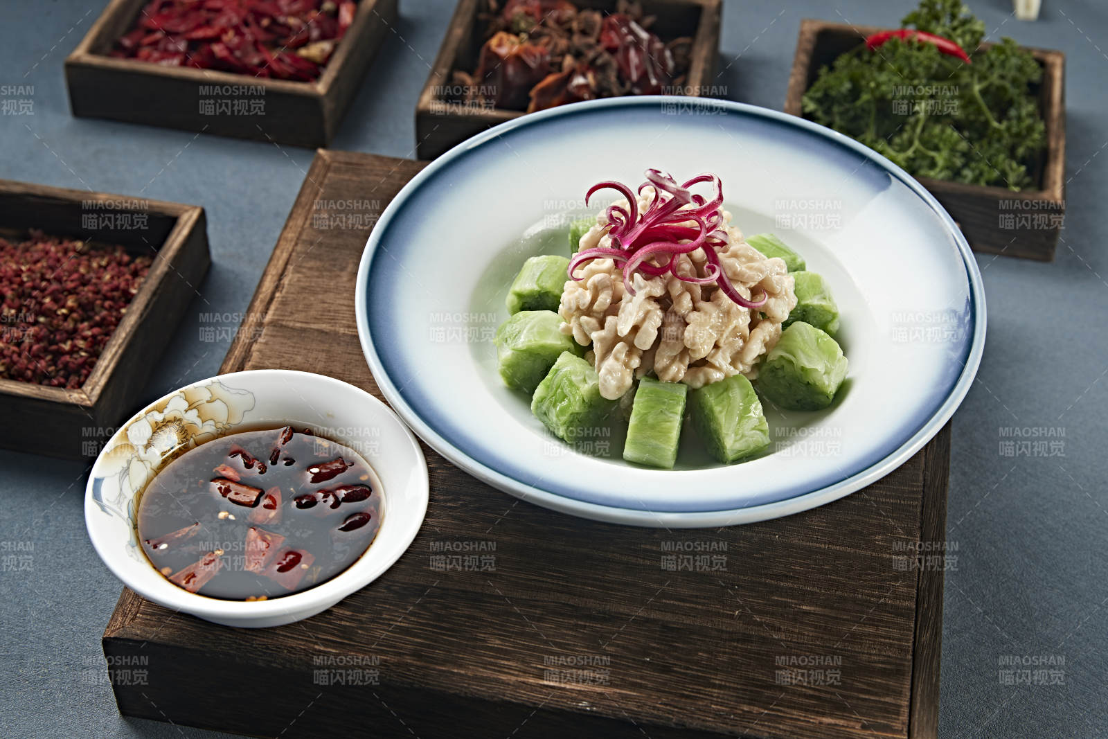 蘸汁鹵香桃仁配菜卷