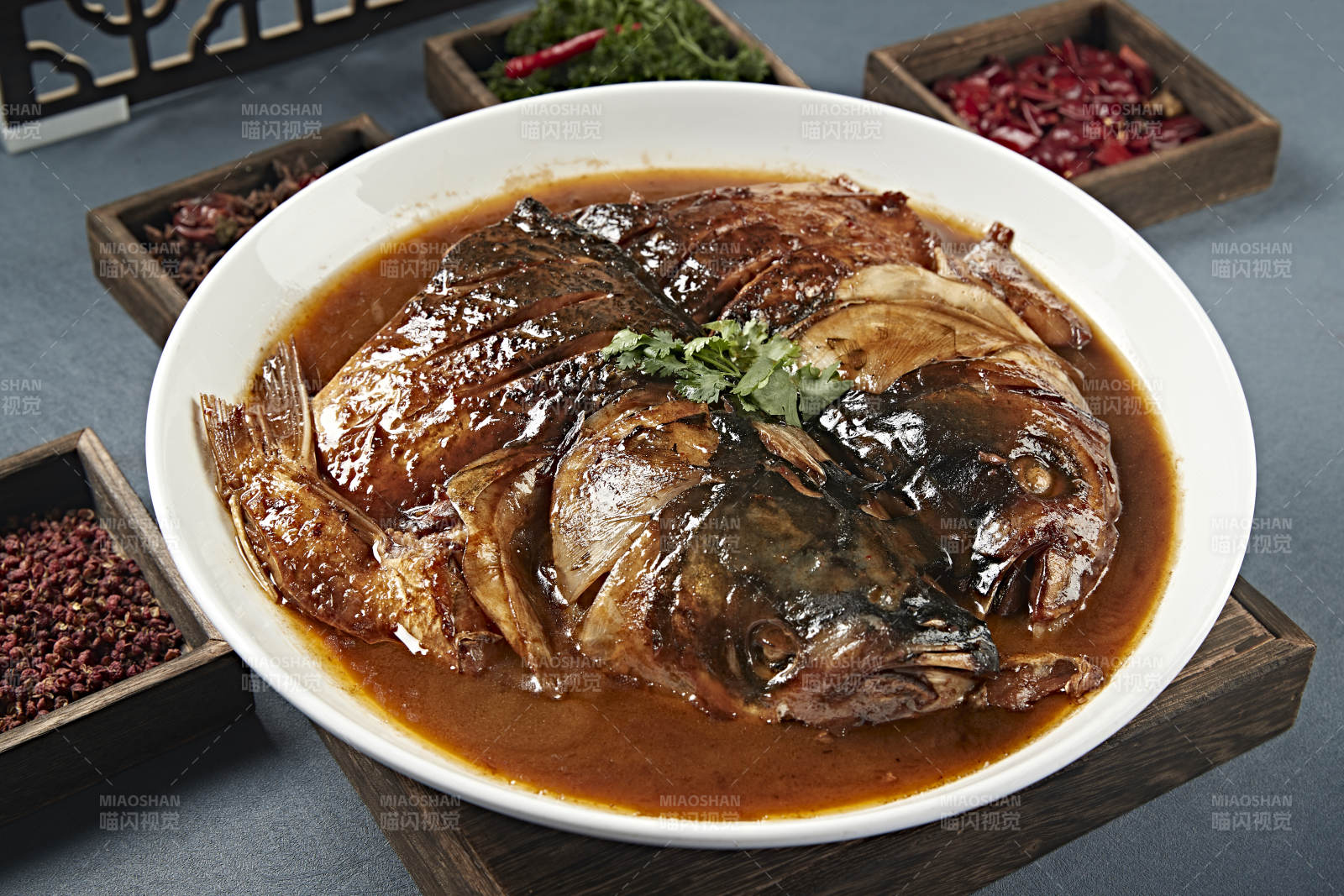 京味酱炖野生胖鱼头图片