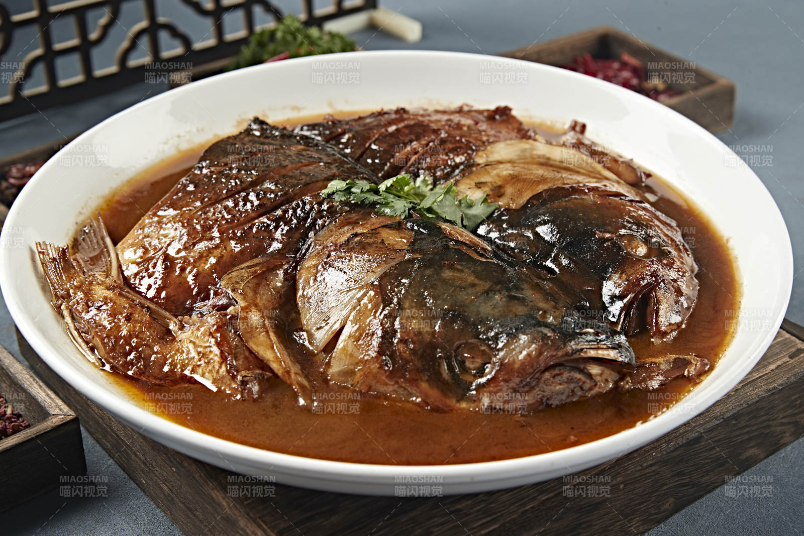 京味酱炖野生胖鱼头图片