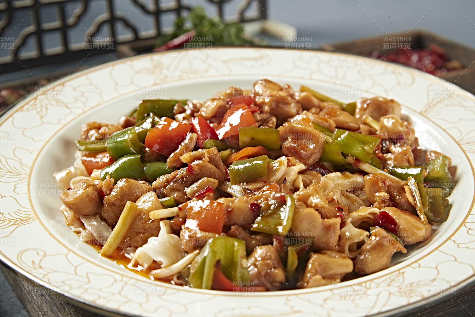 新疆风味美食辣椒烧鸡块盖面