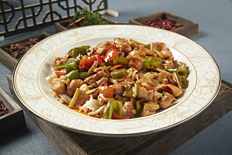 新疆风味美食辣椒烧鸡块盖面