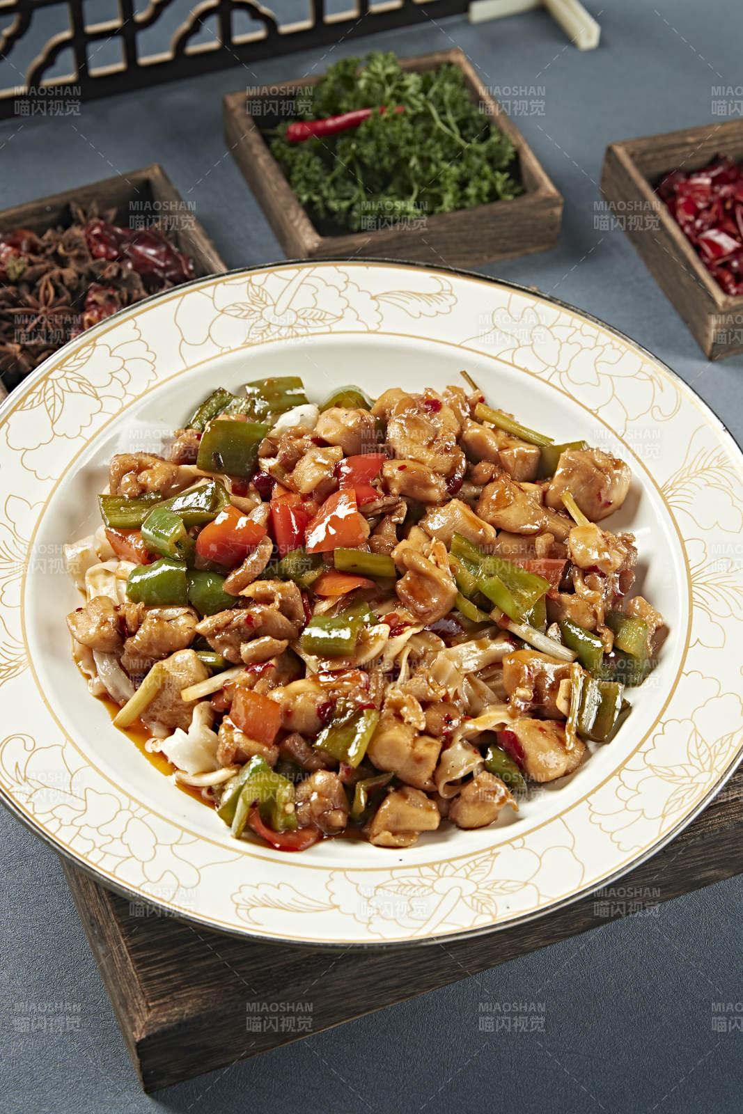 新疆风味美食辣椒烧鸡块盖面