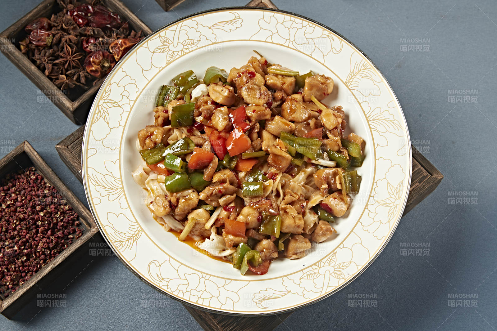 新疆风味美食辣椒烧鸡块盖面