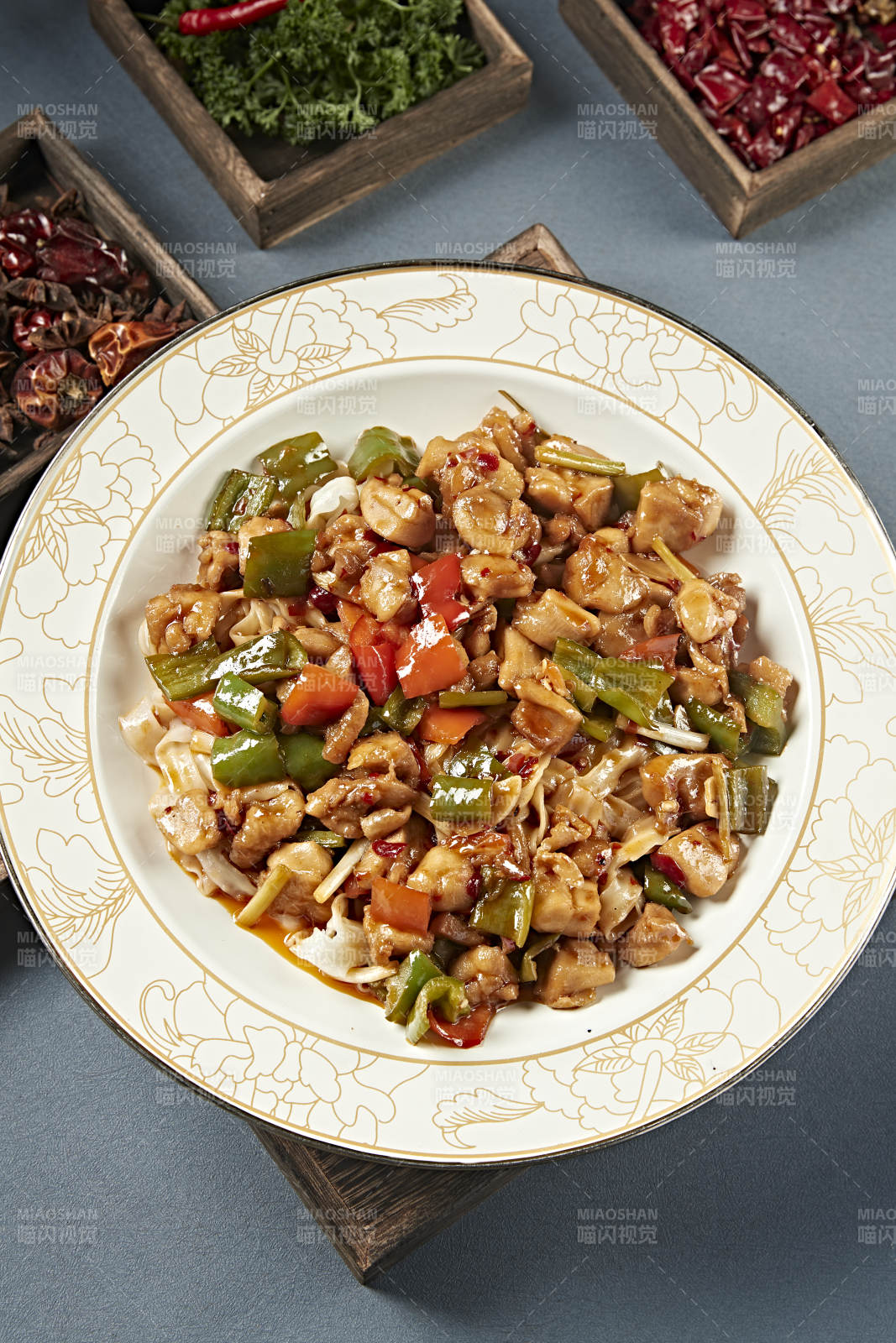 新疆风味美食辣椒烧鸡块盖面