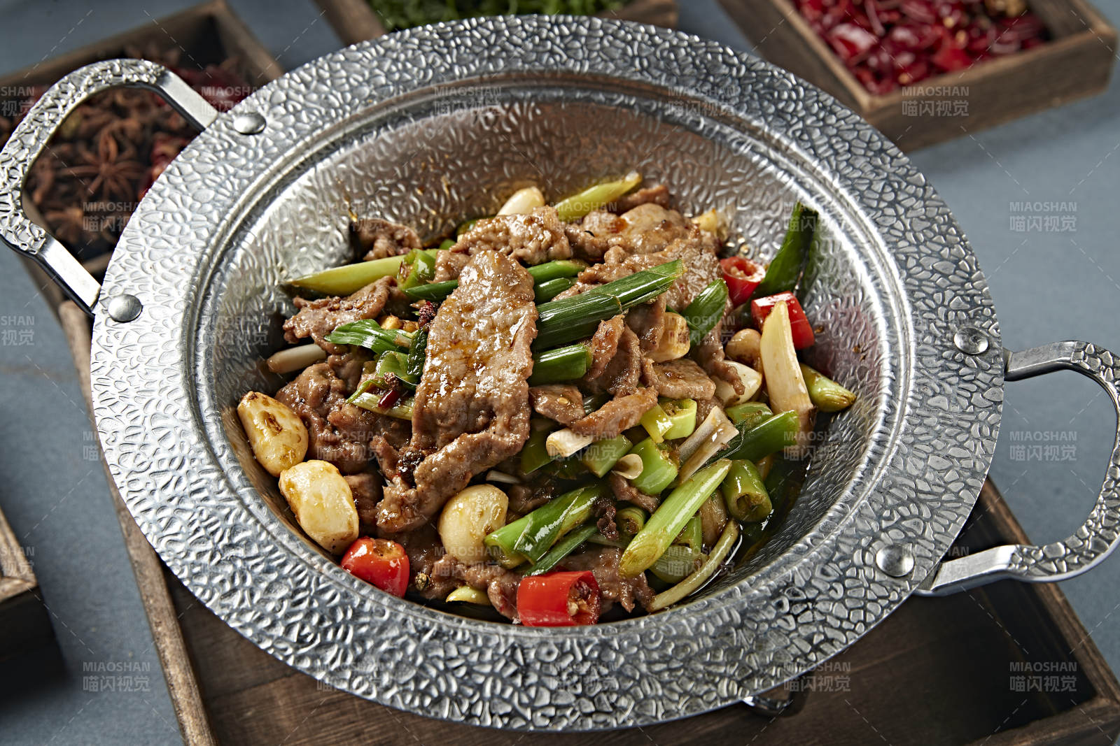 香鍋蒜子蒜薹米椒燴黃牛肉