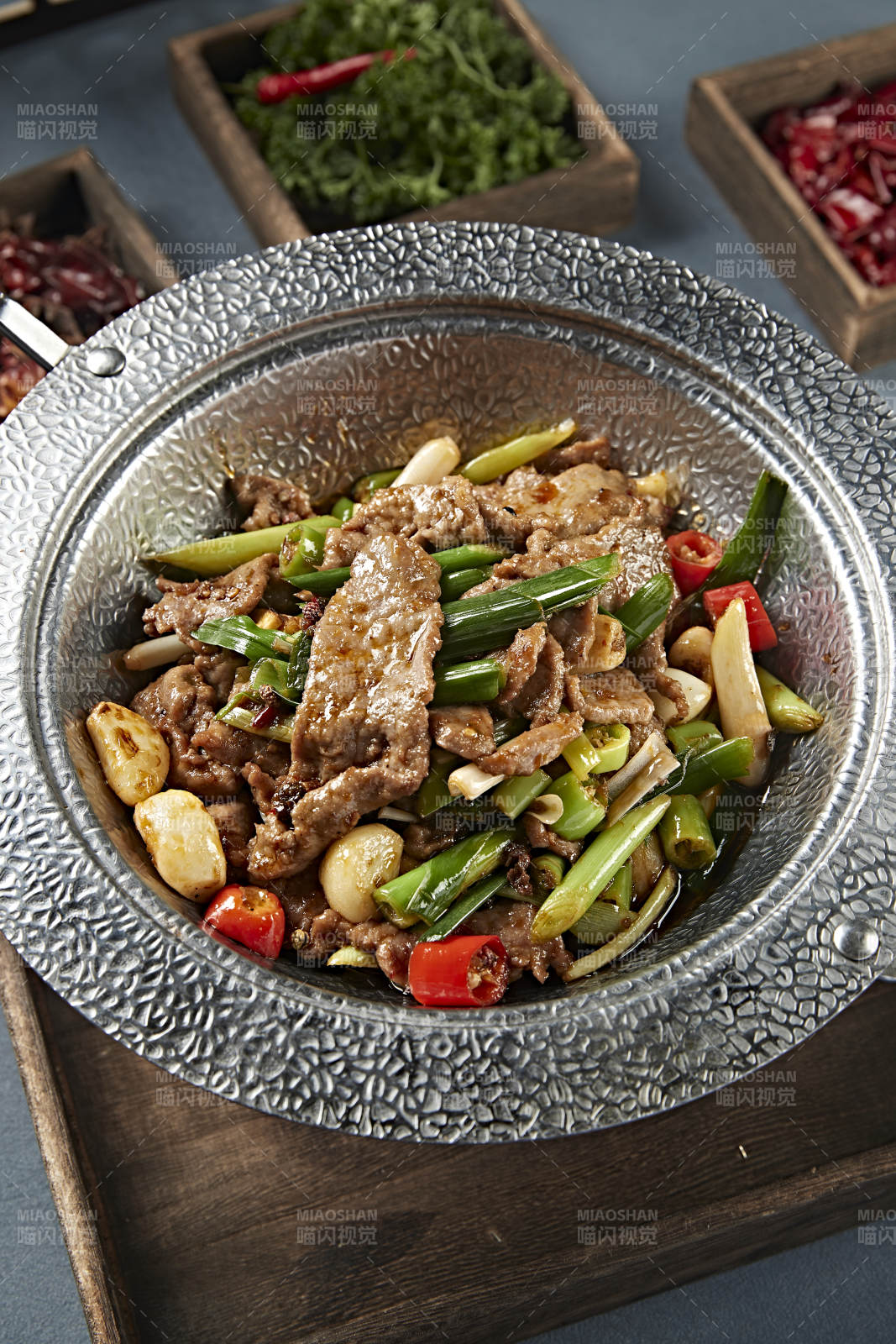香鍋蒜子蒜薹米椒燴黃牛肉