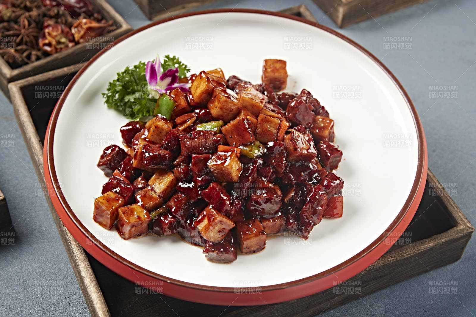 酱爆杏鲍菇牛仔粒-摄影图