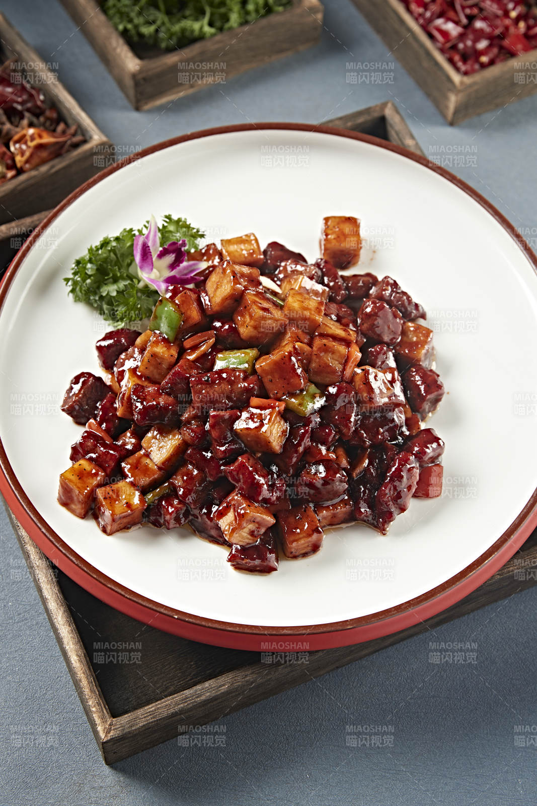 酱爆杏鲍菇牛仔粒-摄影图