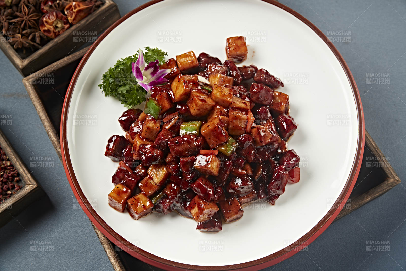 酱爆杏鲍菇牛仔粒-摄影图