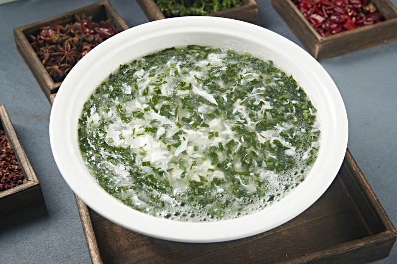 白色圆形汤瓷盆装的乌鱼蛋花汤