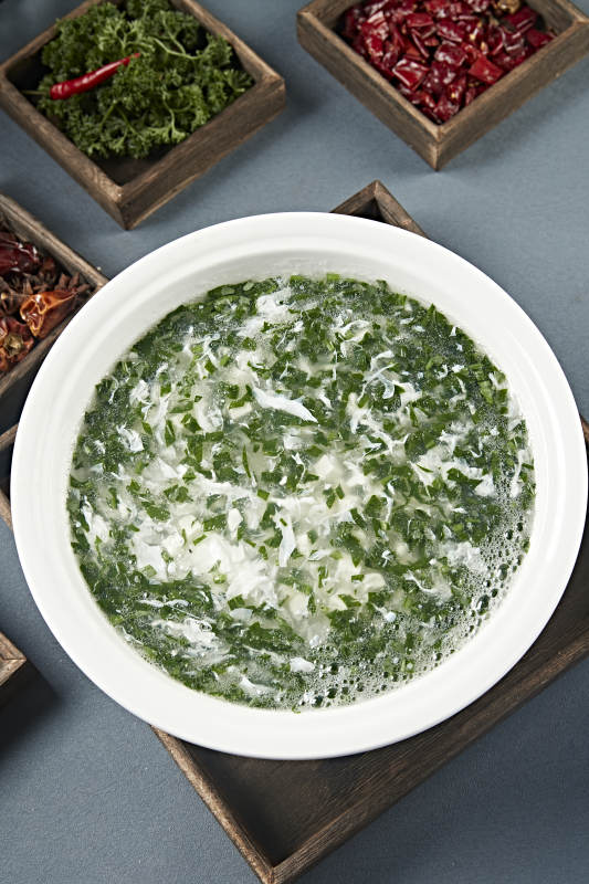 白色圆形汤瓷盆装的乌鱼蛋花汤