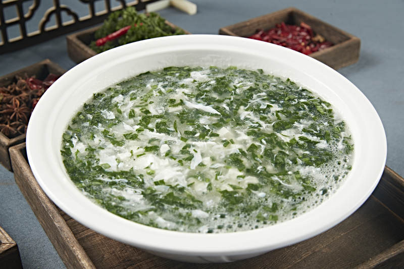 白色圆形汤瓷盆装的乌鱼蛋花汤