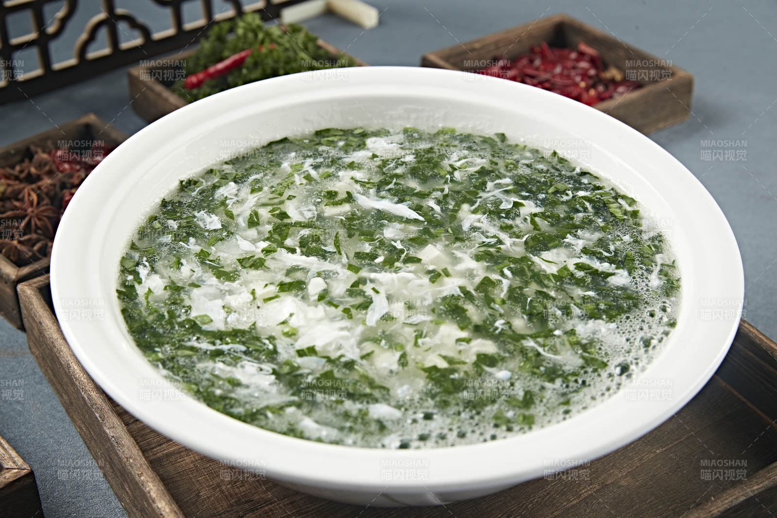 白色圆形汤瓷盆装的乌鱼蛋花汤