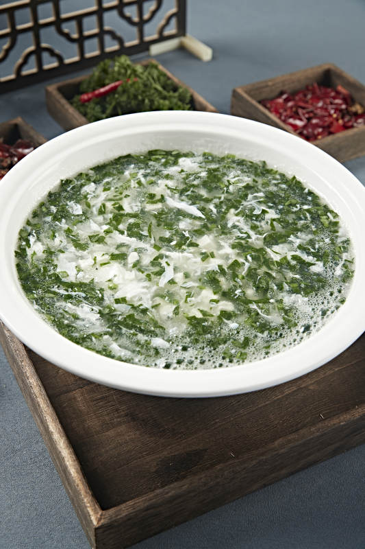 白色圆形汤瓷盆装的乌鱼蛋花汤