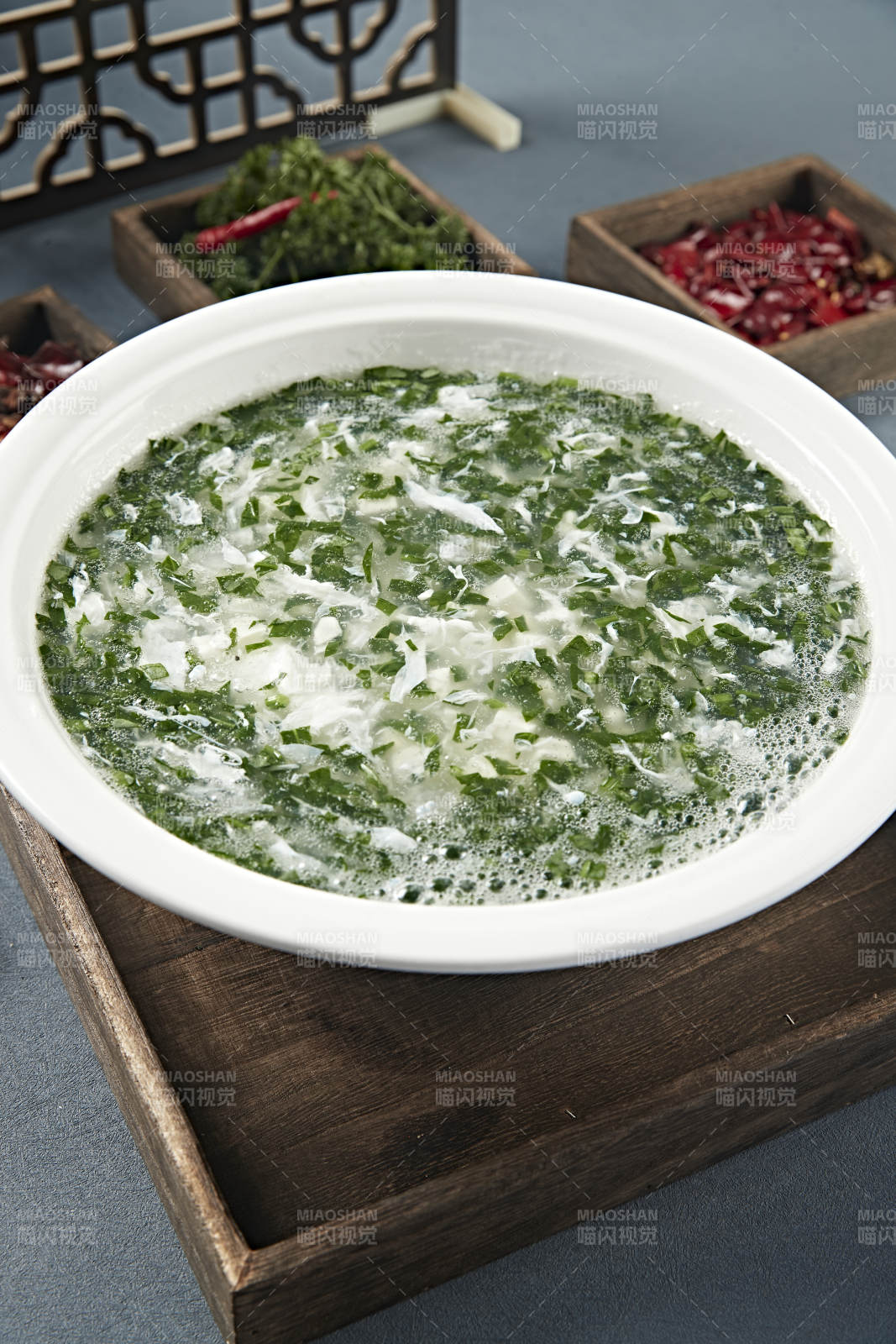 白色圆形汤瓷盆装的乌鱼蛋花汤