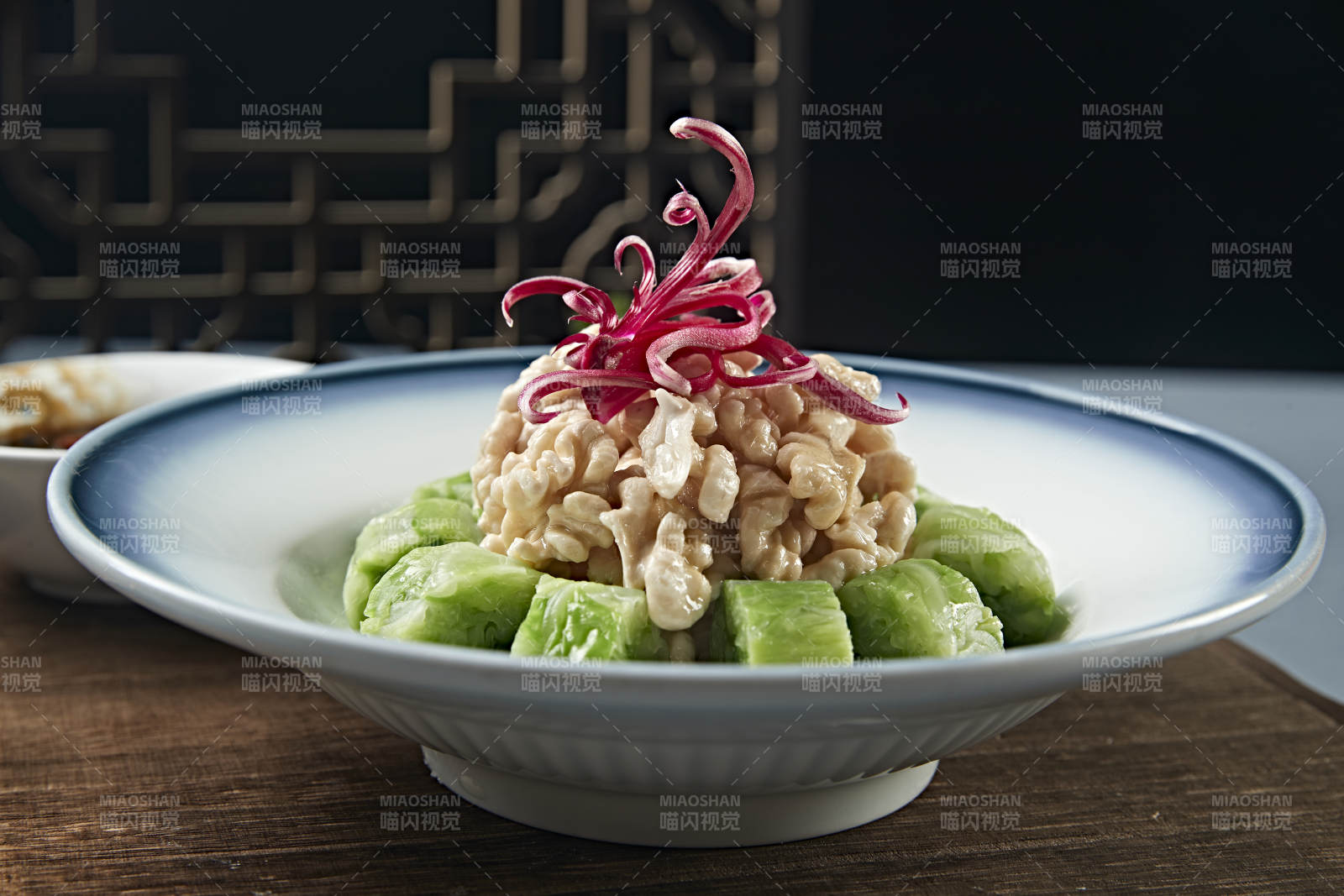 蘸汁鹵香桃仁配菜卷