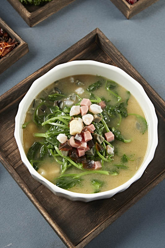 浓汤虾仁贝丁火腿皮蛋烩菠菜