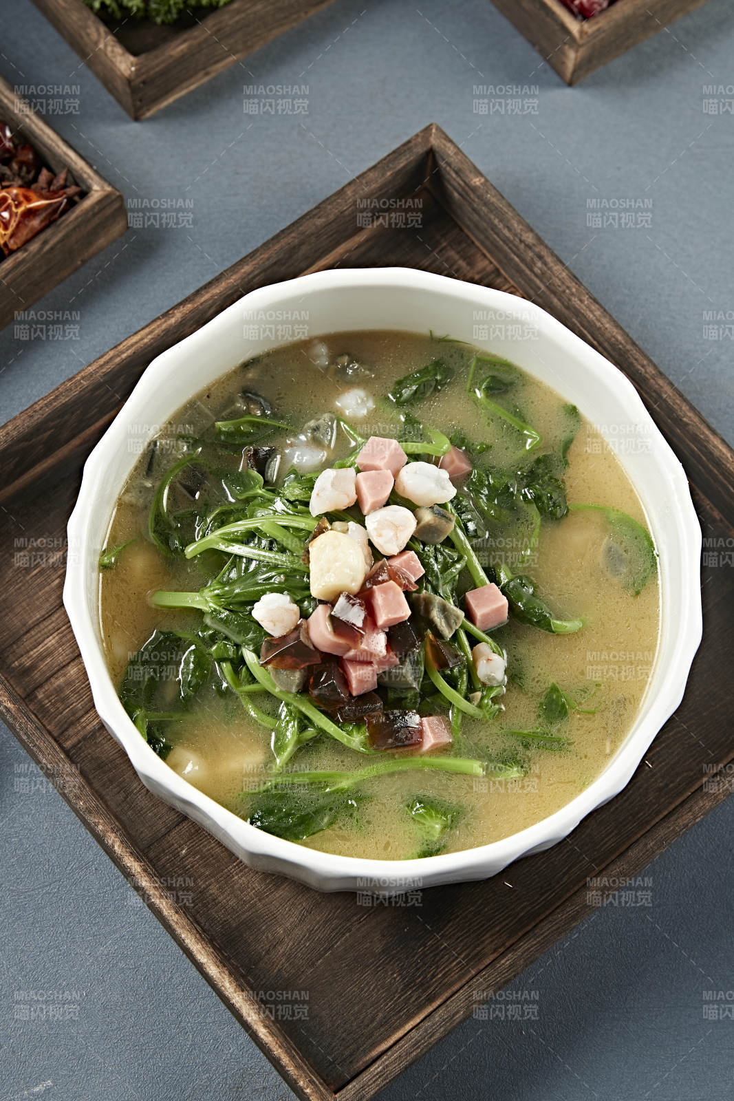 浓汤虾仁贝丁火腿皮蛋烩菠菜