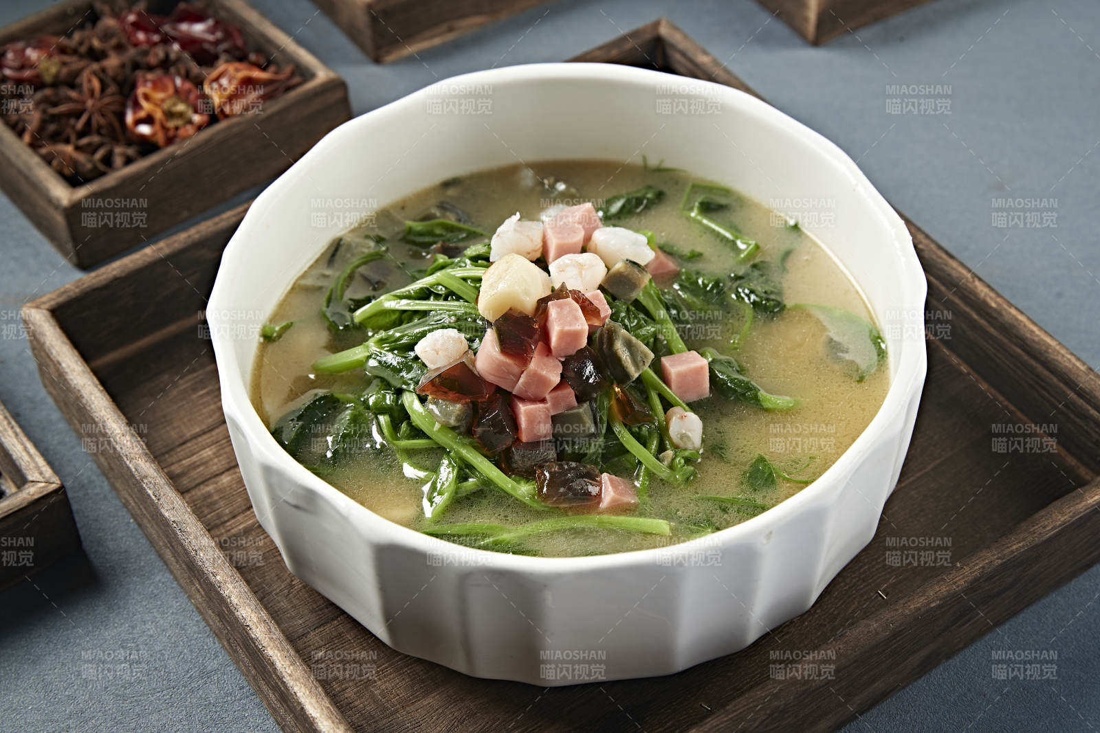 浓汤虾仁贝丁火腿皮蛋烩菠菜