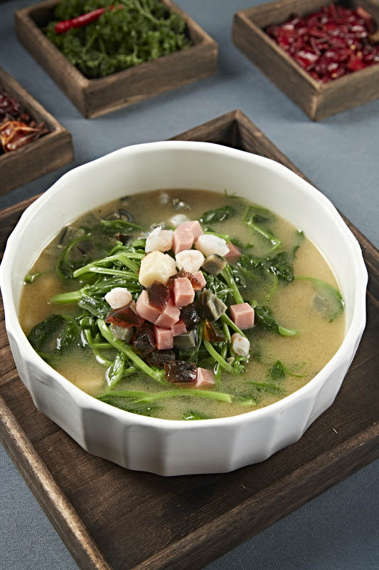 浓汤虾仁贝丁火腿皮蛋烩菠菜