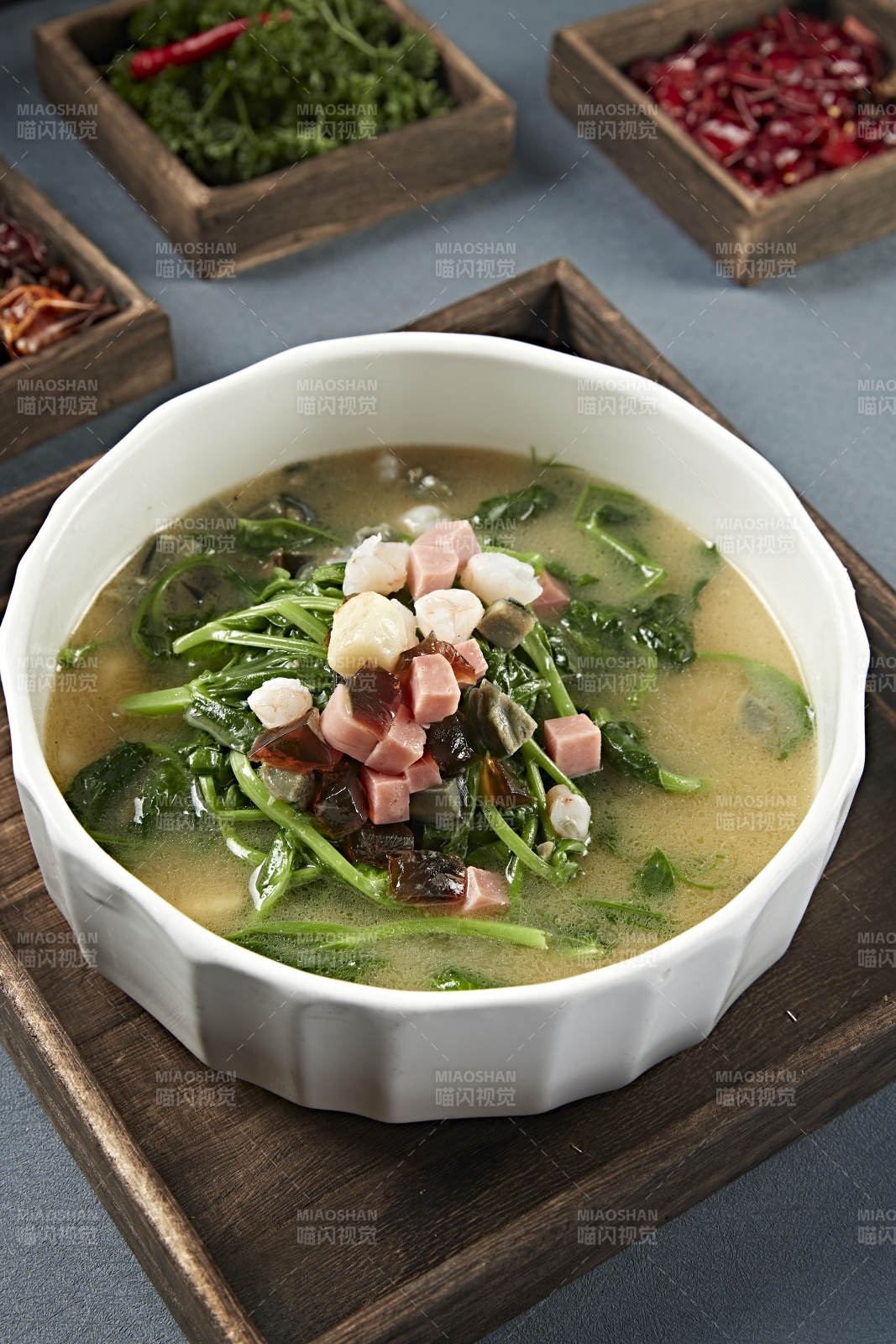 浓汤虾仁贝丁火腿皮蛋烩菠菜