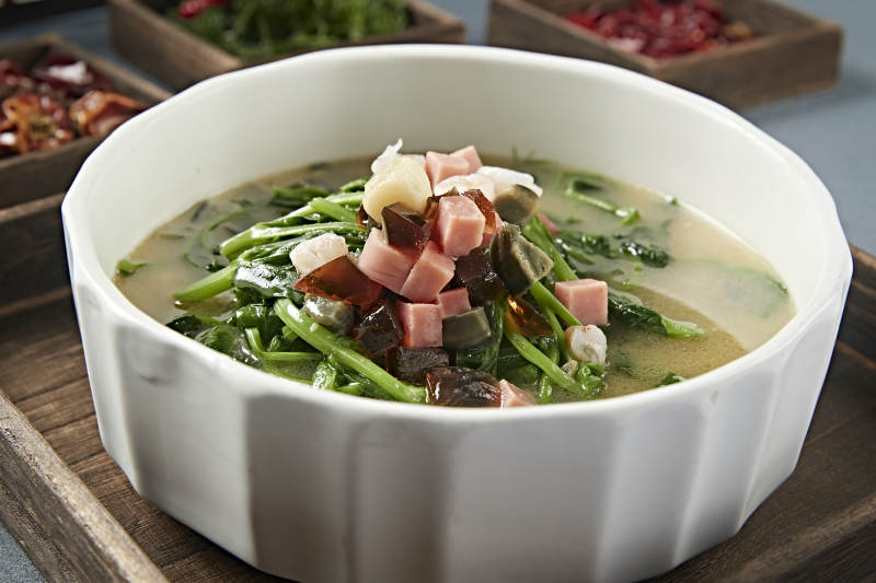 浓汤虾仁贝丁火腿皮蛋烩菠菜