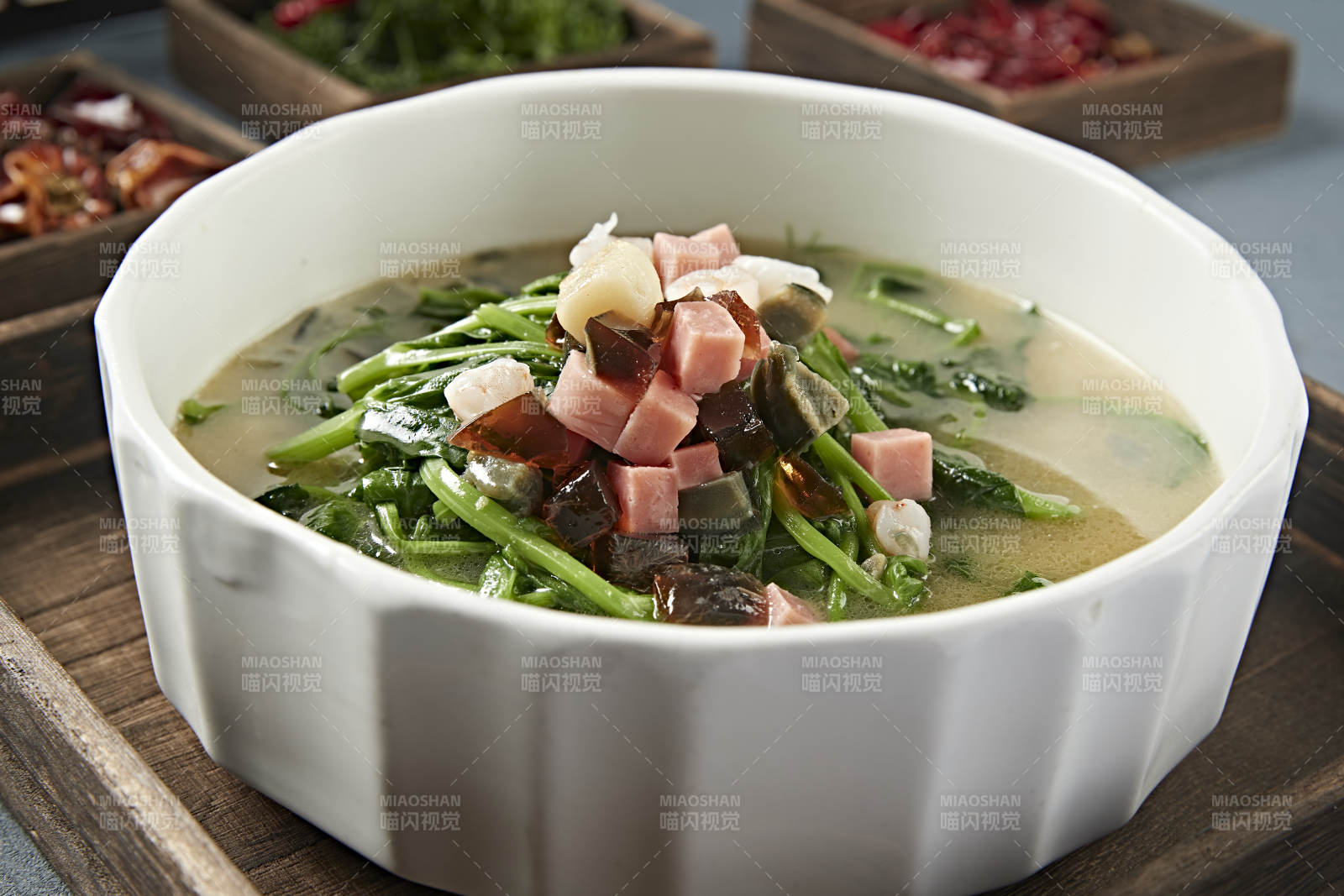 浓汤虾仁贝丁火腿皮蛋烩菠菜