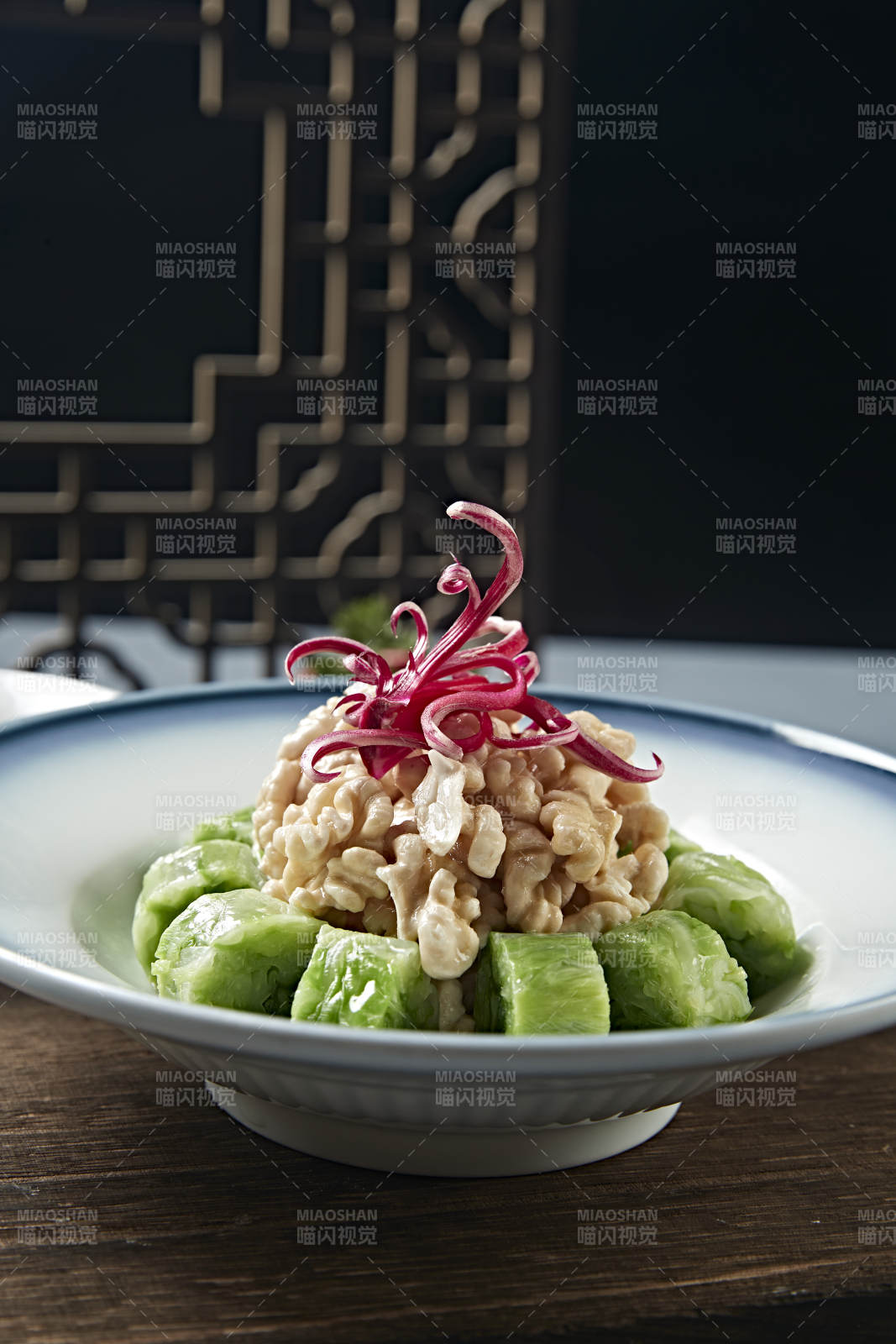 蘸汁鹵香桃仁配菜卷