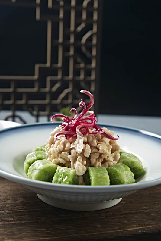 蘸汁鹵香桃仁配菜卷