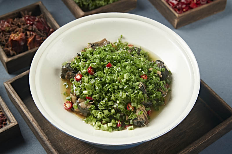 葱香米椒烧乌鸡块