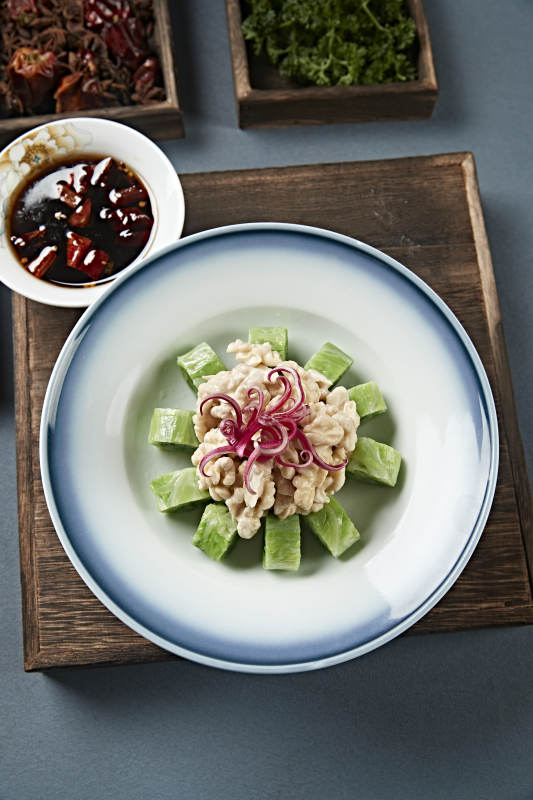 蘸汁鹵香桃仁配菜卷