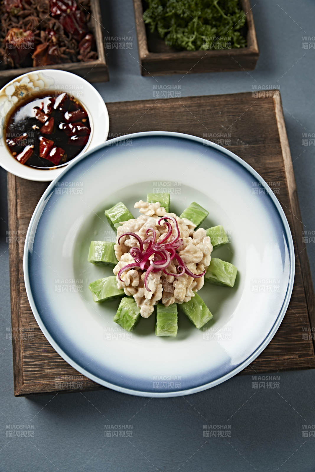 蘸汁鹵香桃仁配菜卷