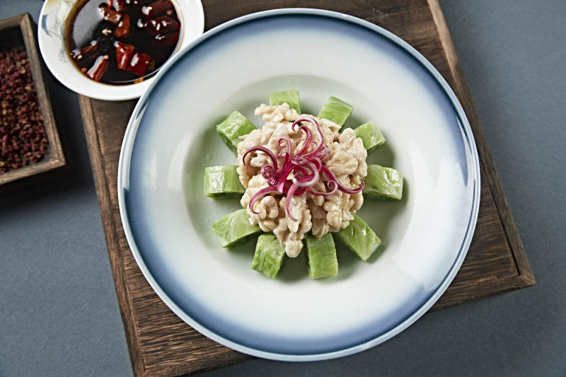 蘸汁鹵香桃仁配菜卷