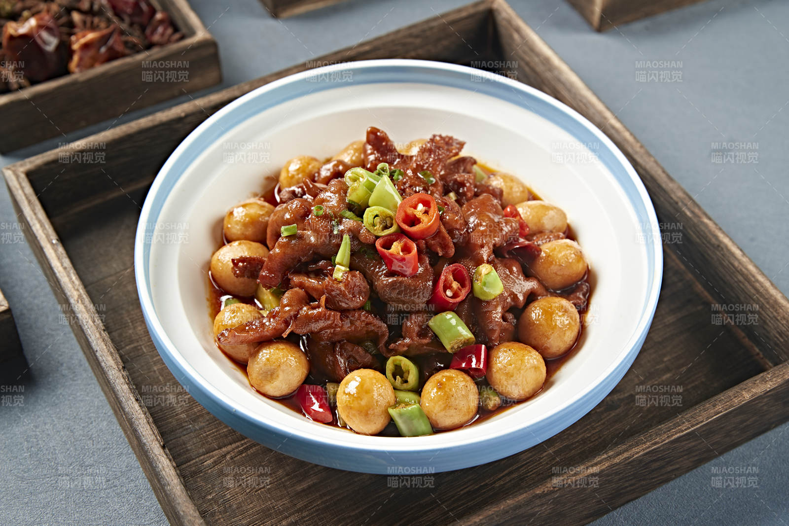 米椒香辣红烧鸡爪鹌鹑蛋