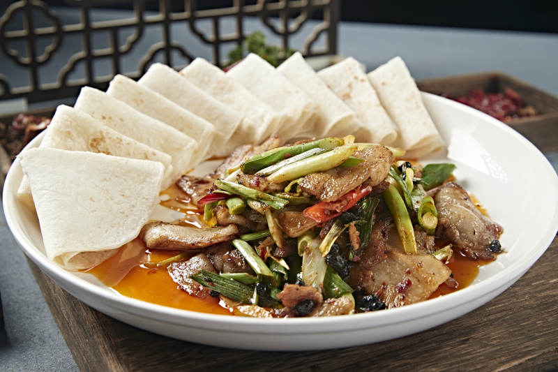 豆豉蒜苗爆炒大刀回锅肉配卷饼