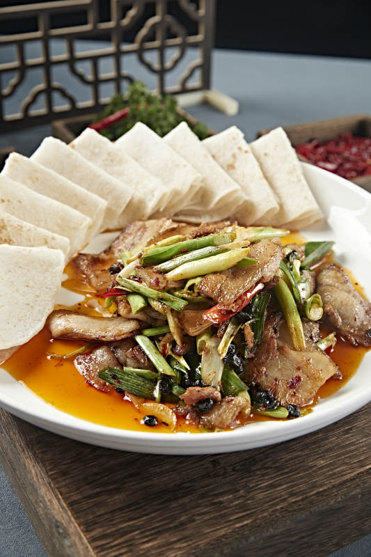 豆豉蒜苗爆炒大刀回锅肉配卷饼