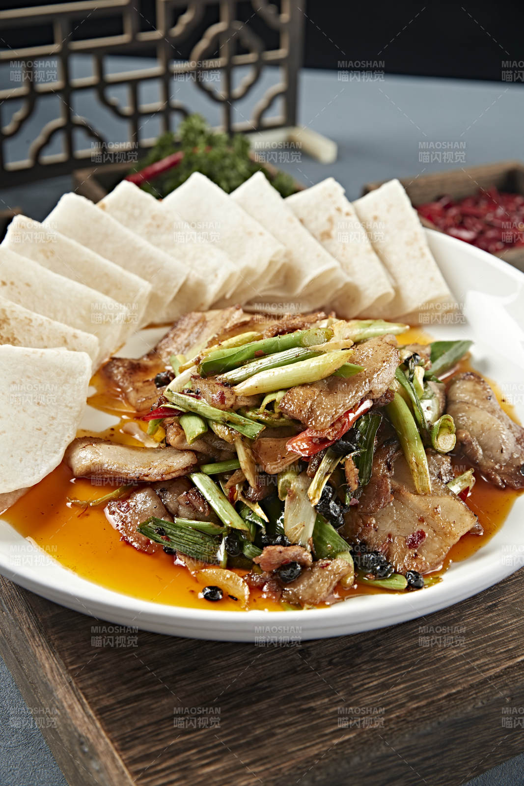 豆豉蒜苗爆炒大刀回锅肉配卷饼