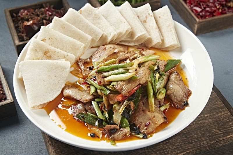 豆豉蒜苗爆炒大刀回锅肉配卷饼