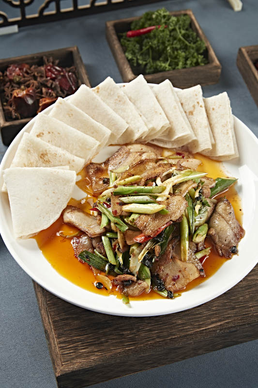 豆豉蒜苗爆炒大刀回锅肉配卷饼