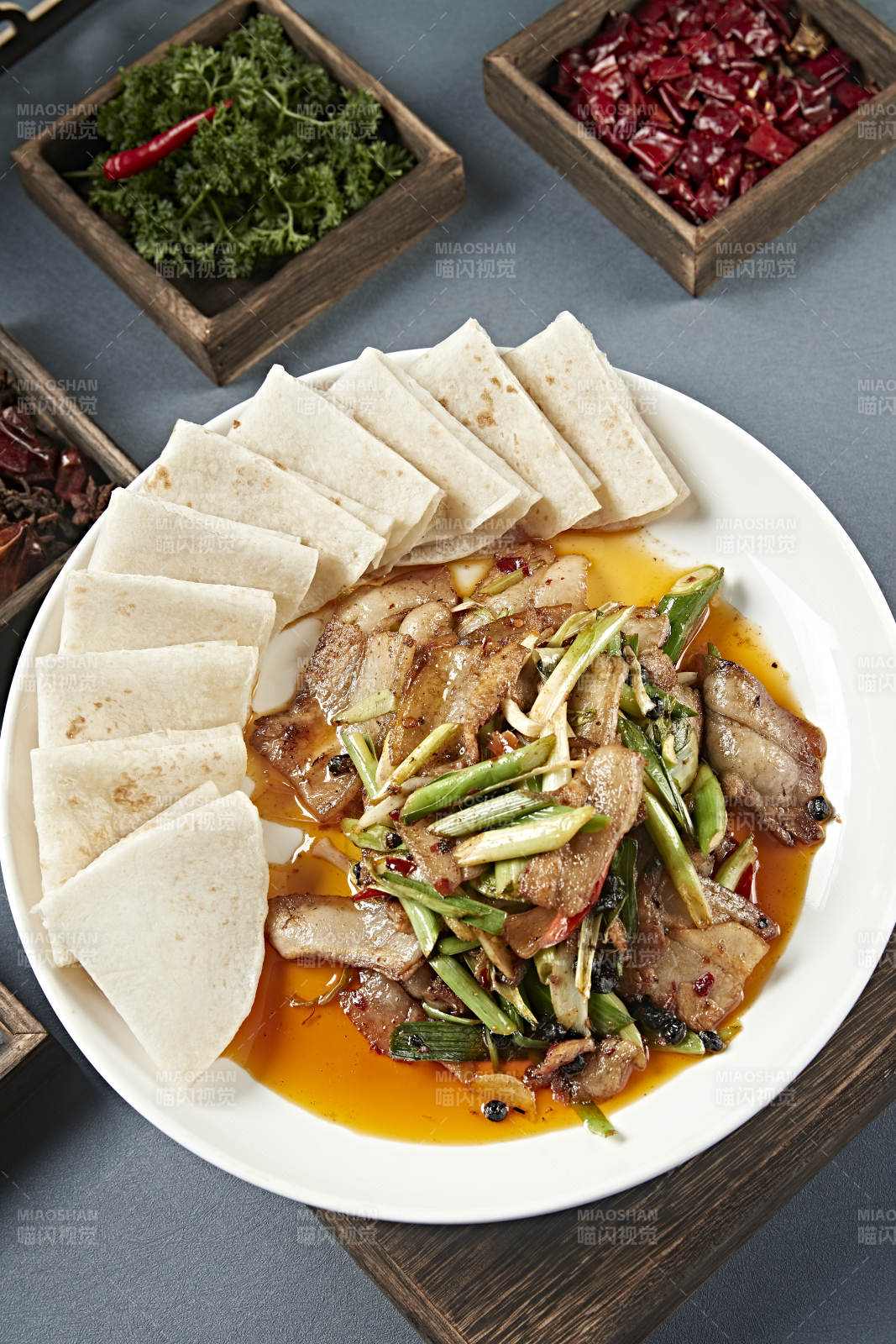 豆豉蒜苗爆炒大刀回锅肉配卷饼