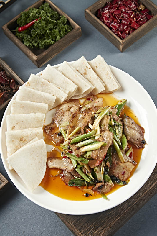 豆豉蒜苗爆炒大刀回锅肉配卷饼