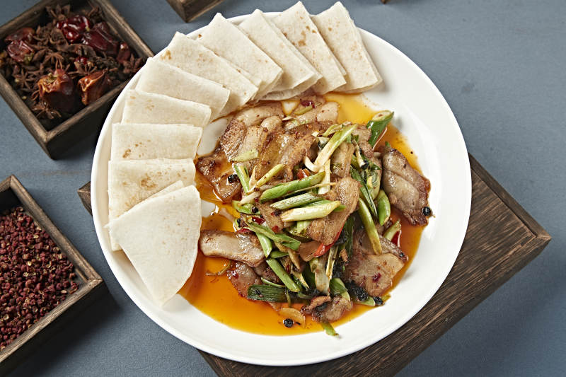 豆豉蒜苗爆炒大刀回锅肉配卷饼