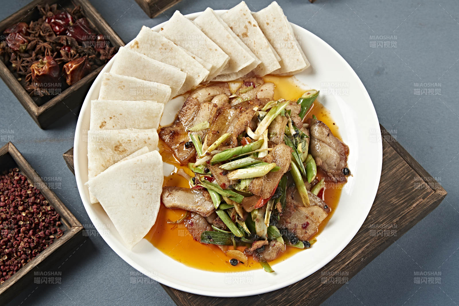 豆豉蒜苗爆炒大刀回锅肉配卷饼