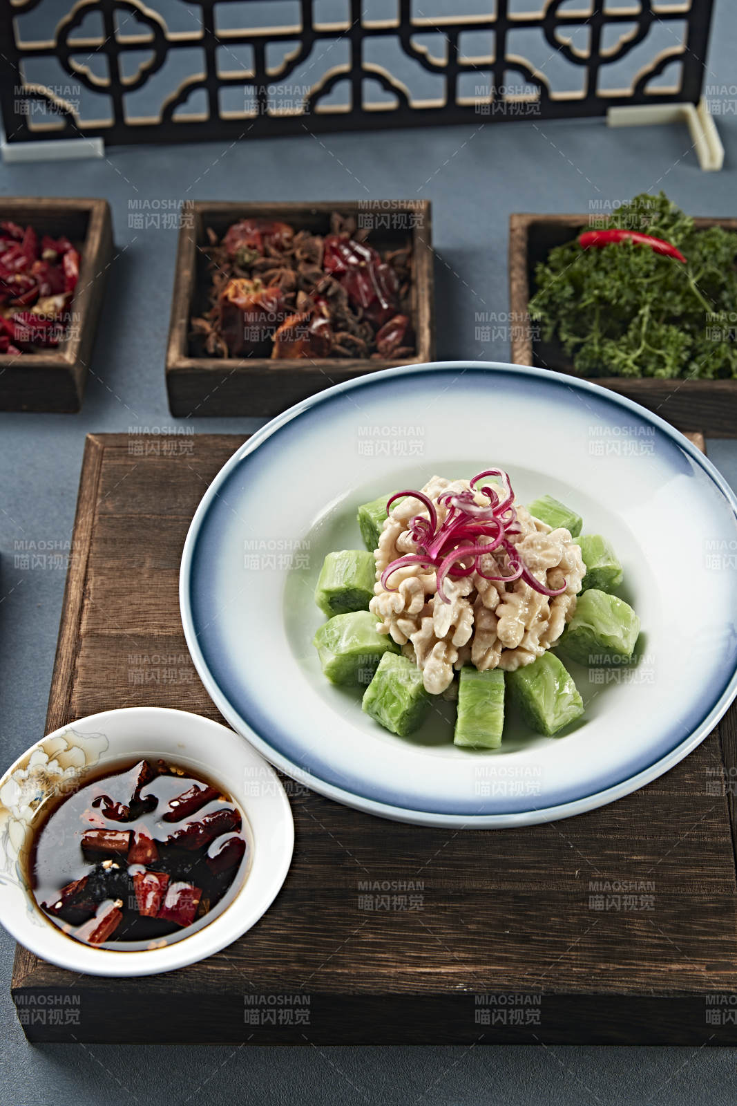 蘸汁鹵香桃仁配菜卷