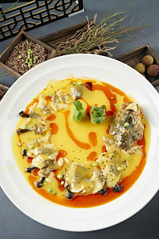 浓汤藜麦鸡枞菌蒸海鲈鱼