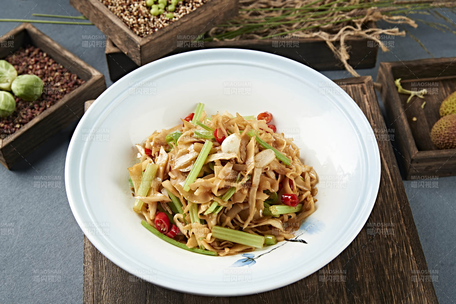 蒜子米椒西芹小炒脆筍