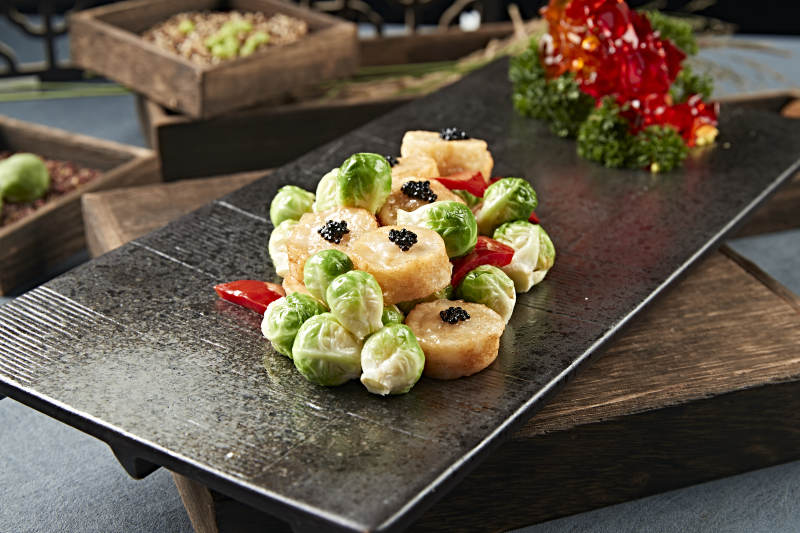 迷你甘蓝煎带子配鱼子酱