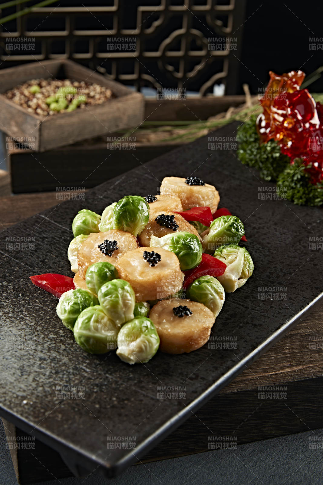 迷你甘蓝煎带子配鱼子酱