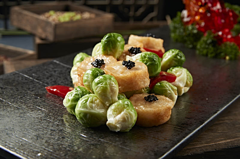 迷你甘蓝煎带子配鱼子酱