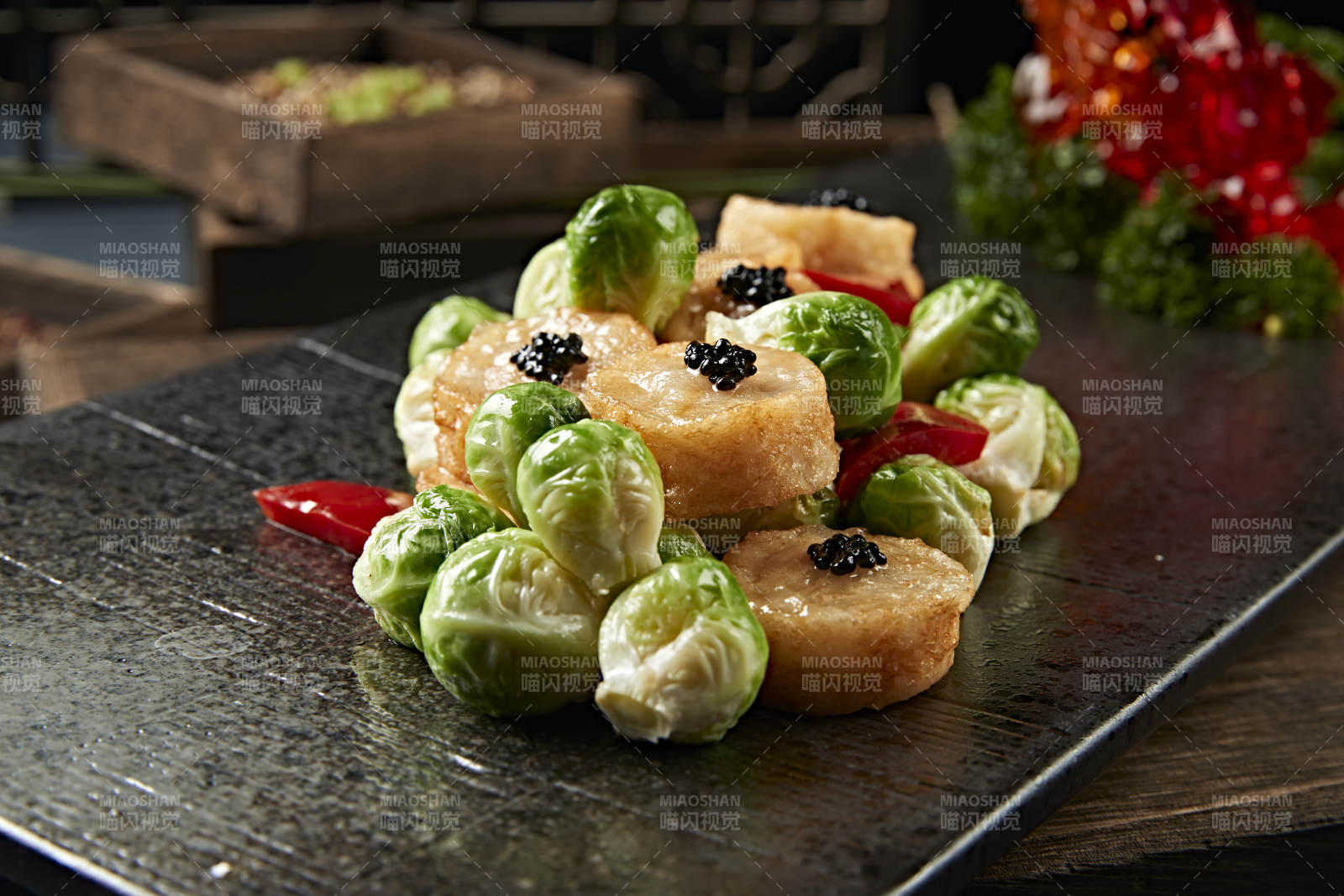 迷你甘蓝煎带子配鱼子酱